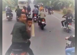 Ủy ban ATGT Quốc gia yêu cầu điều tra nhóm 'trẻ trâu' đầu trần chặn đầu xe chở tân binh